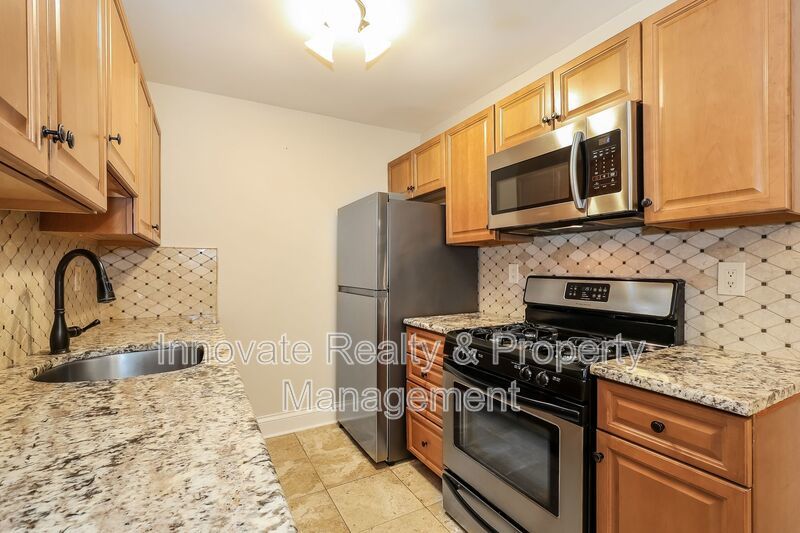 Beautifully maintained first-floor condo located in the desirable Tavistock community property image